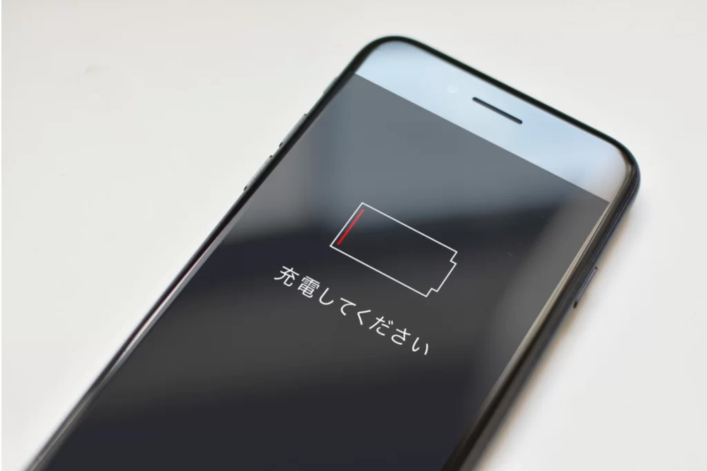 脳のエネルギー切れや休息の必要性をイメージした、バッテリー残量警告が表示されているスマートフォンの写真